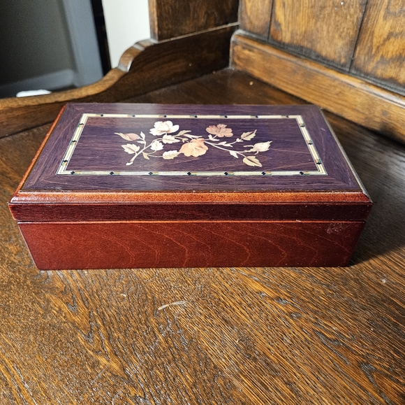 Floral Inlay Wooden Jewlery Box. - Picture 3 of 11